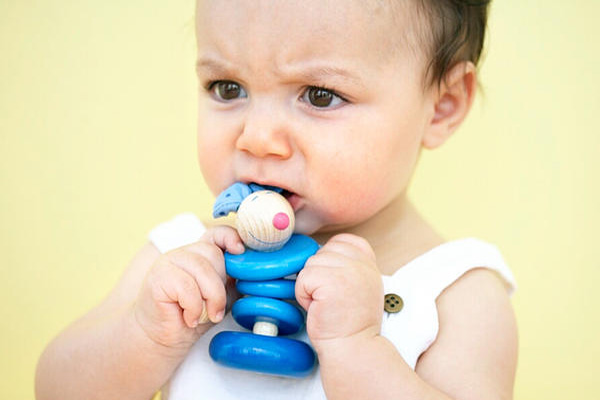 علائم دندان درآوردن نوزادان چیست؟ + عکس