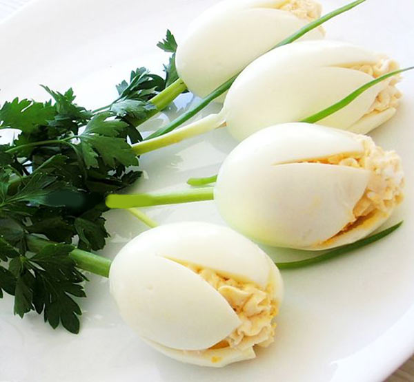 عکس تزیین تخم مرغ پخته به شکل گل 