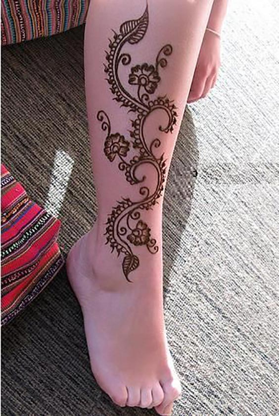 عکس طرح حنا هندی روی ساق پا