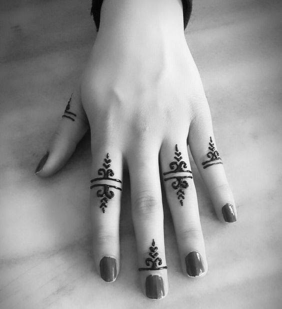 عکس طرح حنا روی انگشتان دست