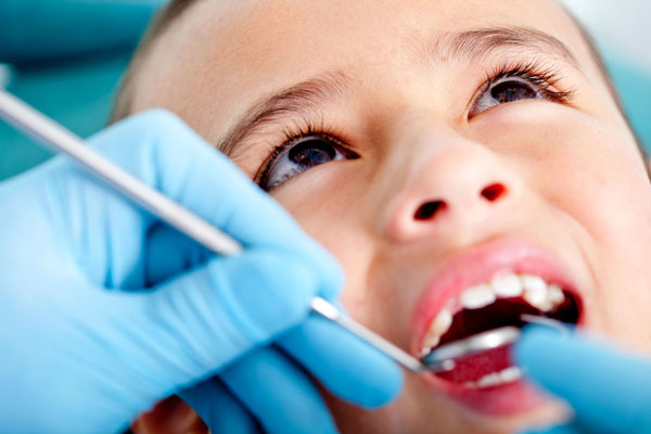 علل فساد و پوسیدگی دندان شیری کودکان چیست؟