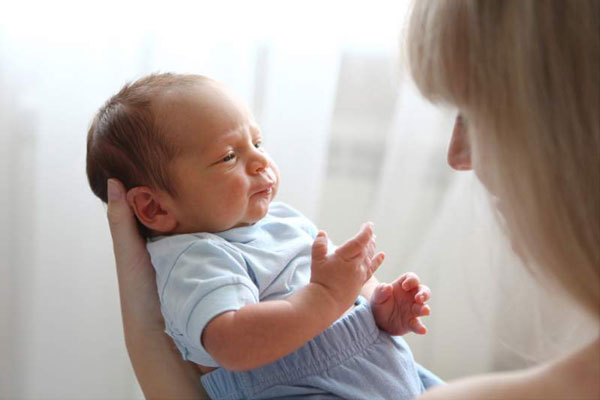 دانستنی های لازم درباره گردن گرفتن نوزاد