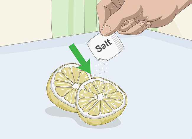 عکس تمیز کردن ظرف های برنجی با لیمو