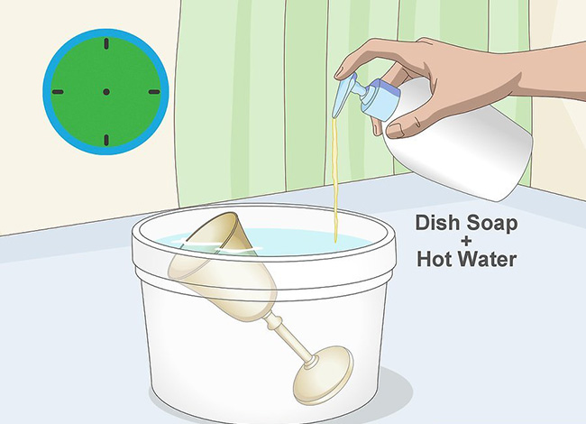 عکس تمیز کردن ظرف های برنجی با مایع ظرف شویی