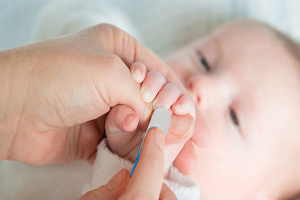 نحوه کوتاه کردن ناخن نوزاد چگونه است؟