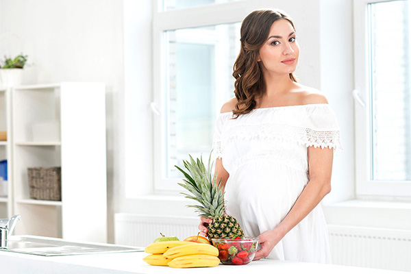 خوردن آناناس در بارداری؛ فواید، مضرات و میزان مجاز مصرف