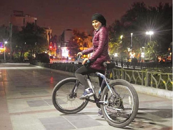 شیوا طاهری در حال دوچرخه سواری