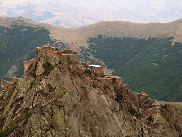 قلعه پشتو از جاهای دیدنی کلیبر