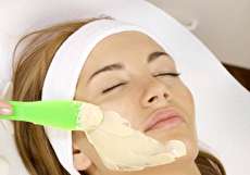اصلاح صورت با شمع چگونه انجام میشود؟ + مزیتها و معایب