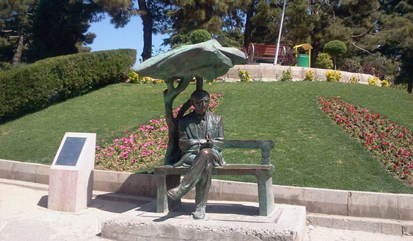 مجسمه کریم ساعی در پارک ساعی 
