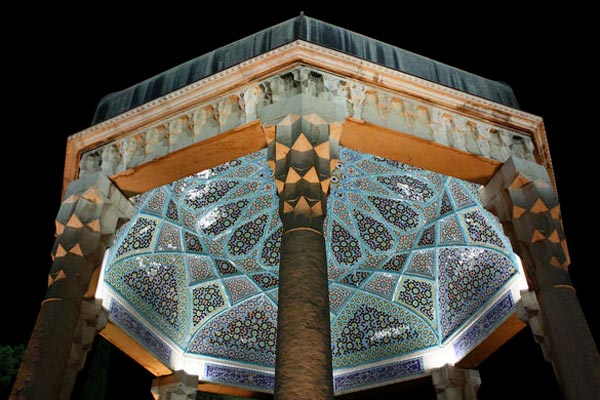 بنای گنبدی شکل آرامگاه حافظ - حافظیه شیراز