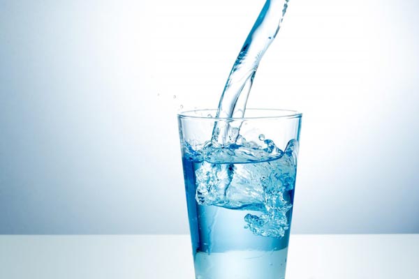بیشتر نوشیدن آب از راه های چربی سوزی شکم در یک هفته