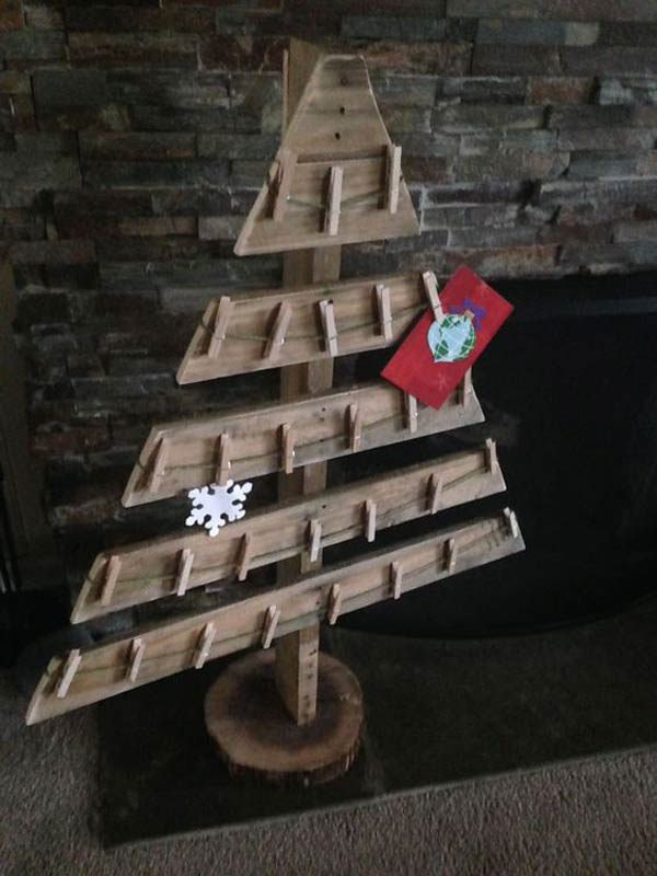 ساخت یک درخت کریسمس برای آویزان کردن یادبود‌های کریسمس