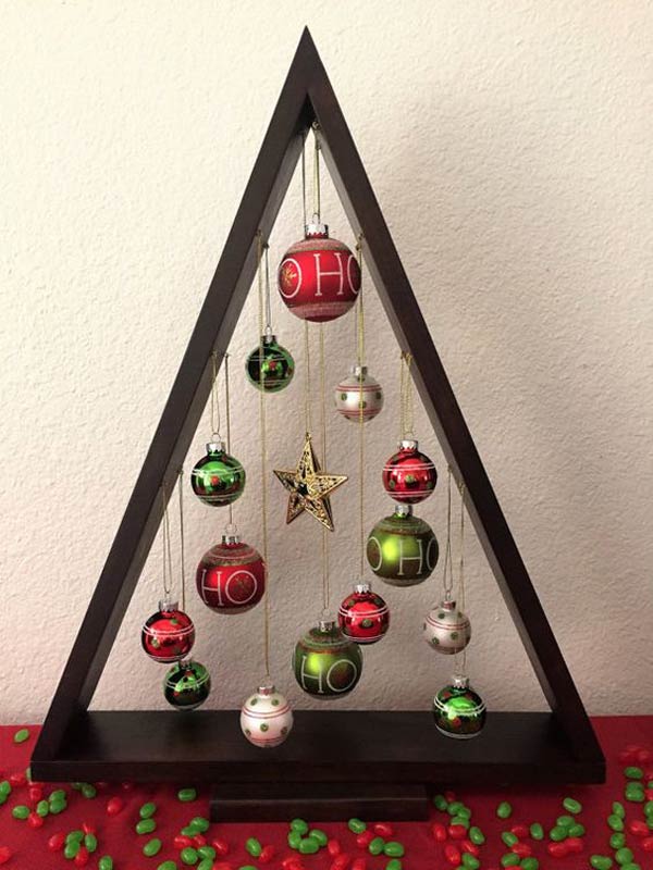 تزیین قاب درخت کریسمس چوبی با توپ‌های رنگی کریسمس