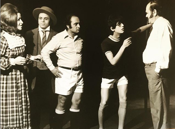 اجرای تئاتر بهرام شاه محمد لو در ۱۹ سالگی (نفردوم از سمت راست)