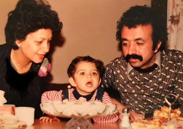 شبنم فرشادجو در کودکی در کنار پدر و مادرش