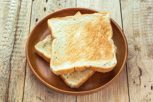 نان تست از غذاهای قابل مصرف بعد از آندوسکوپی معده 