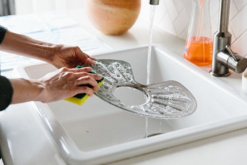 ۴. تمام قطعات بیرون آورده شده را با صابون و آب گرم بشویید.