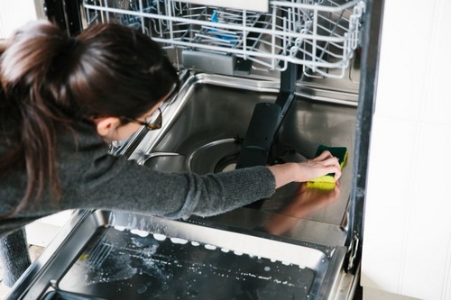 تمیز کردن ماشین ظرفشویی با سرکه و جوش شیرین