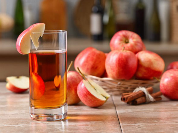 خواص سیب، نوشیدن آب سیب تب را پایین می‌آورد.
