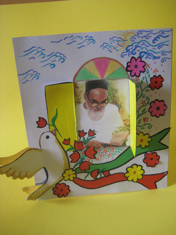 قرار دادن عکس امام در پنجره کاغذی