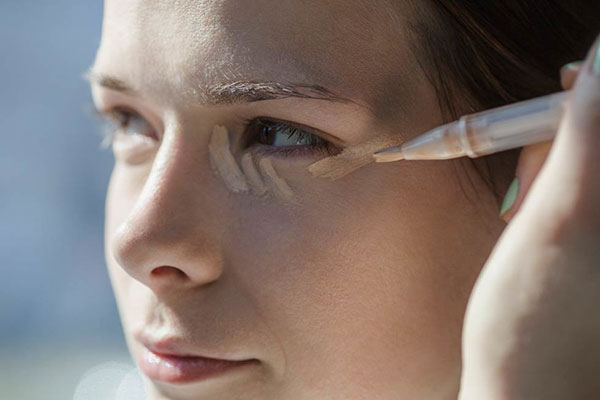 ترفندهای آرایش چشم پلک افتاده - استفاده از کانسیلر