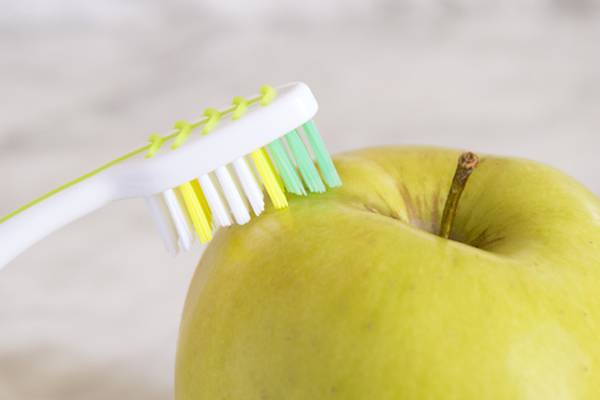 خواص سیب زرد برای دندان و لثه