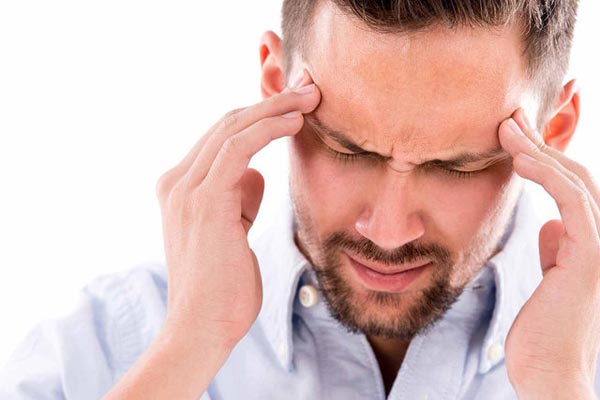 یکی از رایج‌ترین علائم مننژیت در بزرگسالان سردرد شدید است. 