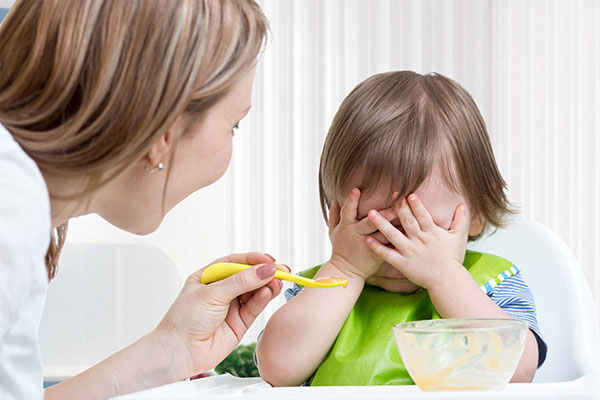 رفتار با کودک بد غذا : به کودک زمان کافی برای خوردن غذا بدهید
