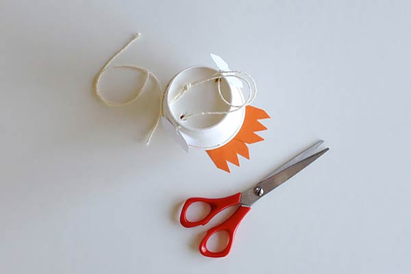 ۵ کاردستی با مواد بازیافتی؛ خلاقانه، ساده و زیباعکس گره زدن نخ کاردستی اردک و جوجه اردک با لیوان کاغذی