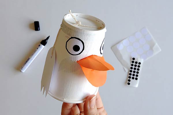 عکس کشیدن چشم کاردستی اردک با لیوان کاغذی