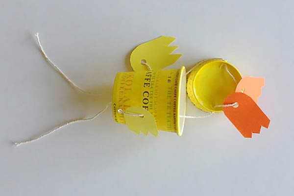 عکس گره زدن نخ کاردستی اردک با لیوان کاغذی