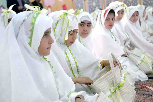 مدل چادر نماز جشن تکلیف سفید با تزیینات سبزرنگ