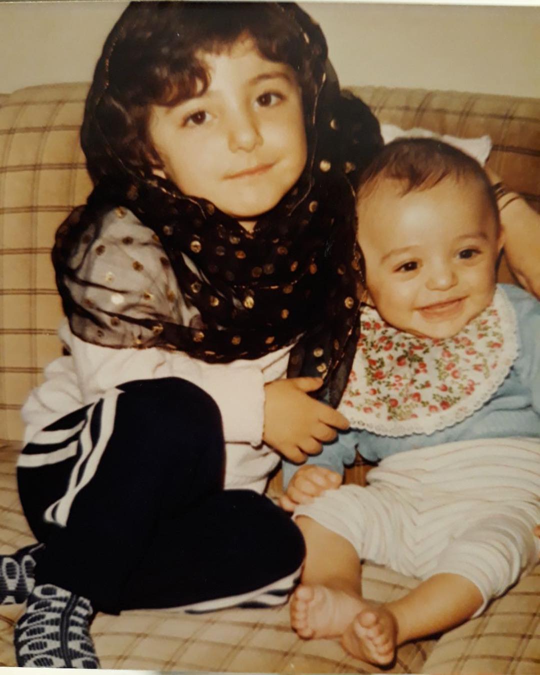 المیرا شریفی مقدم در کودکی به همراه برادرش