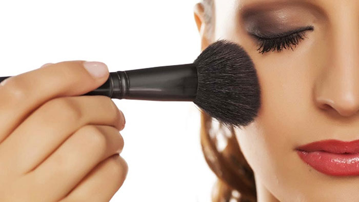 برجسته کردن گونه با رژگونه برجسته کردن گونه با رژگونه
