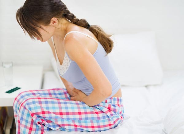 بروز درد شدید زیر شکم از علائم کاذب لانه گزینی جنین