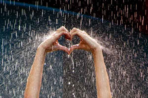 عکس عاشقانه باران قلب زیر باران
