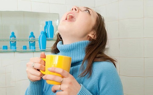 درمان سریع آفت دهان: روش های خانگی، داروهای بدون نسخه و خوردنی ها