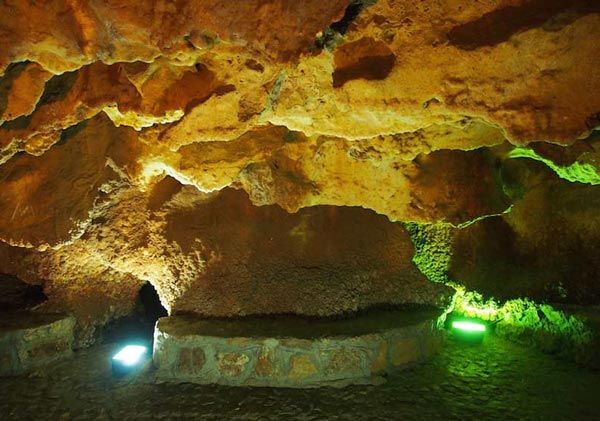 غار چال نخجیر دلیجان، یکی از شگفت انگیز ترین غارهای جهان