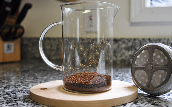 ریختن پودر قهوه در دستگاه فرنچ پرس