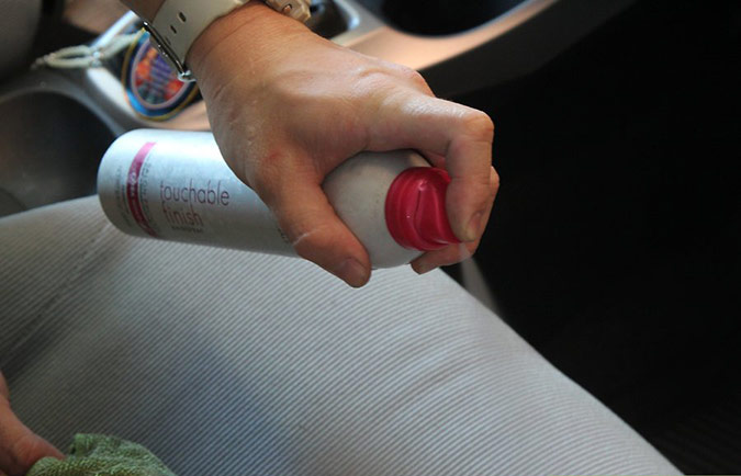 عکس تمیز کردن لکه های قهوه داخل خودرو