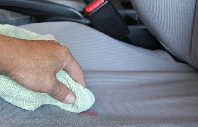 عکس تمیز کردن لکه های خون داخل خودرو