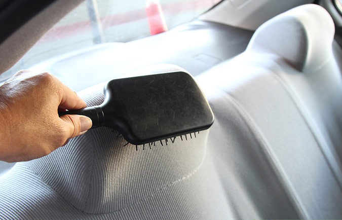 عکس تمیز کردن مو داخل خودرو