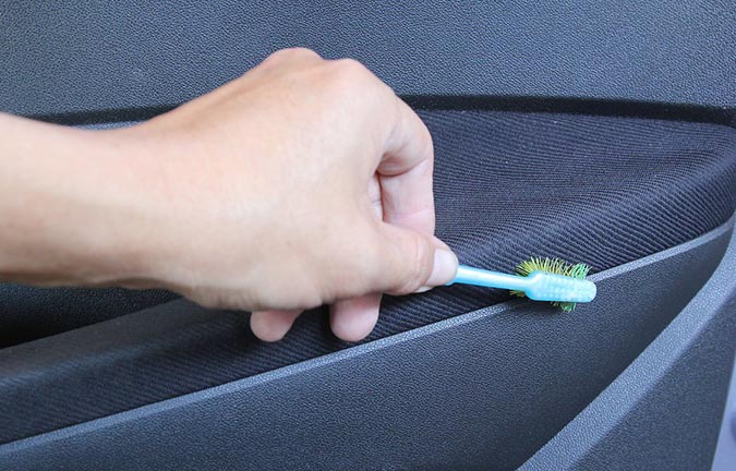 عکس تمیز کردن قطعات پارچه ای داخل خودرو