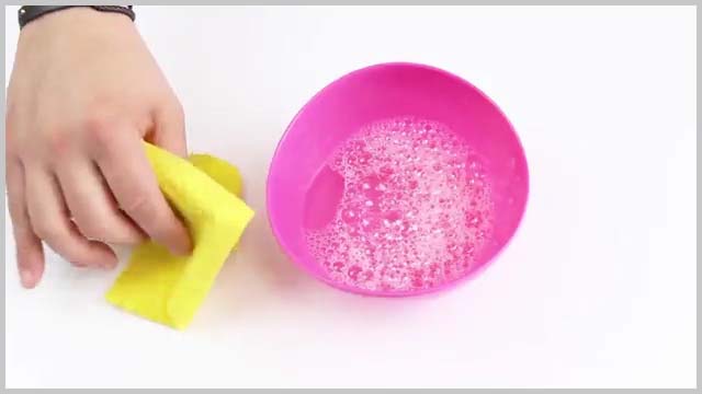 عکس تمیز کردن هندزفری با مایع ظرف شویی