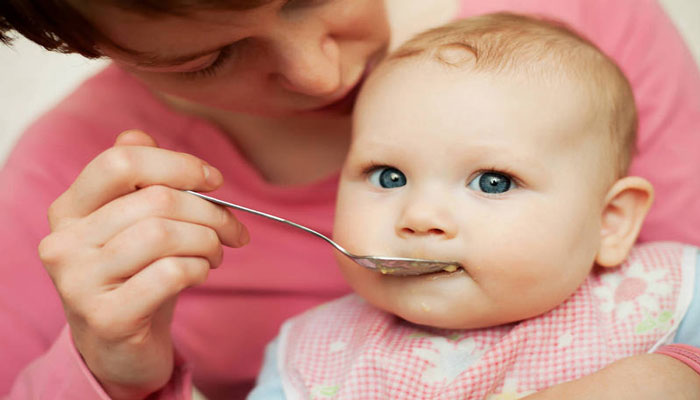 آیا غذا دادن به نوزاد 4 ماهه صحیح است؟