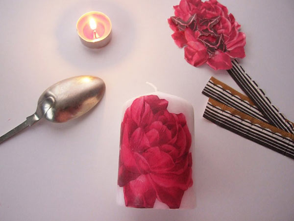 عکس روش تزیین شمع با دستمال کاغذی مدل گل دار