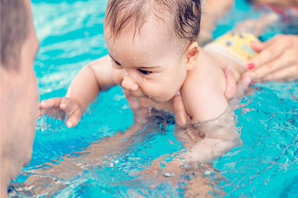 آموزش شنا به کودکان؛ چه موقع و چگونه می توان شنا، به کودکان آموزش دهیم؟