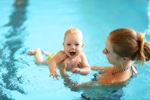 آموزش شنا به کودکان؛ چه موقع و چگونه می توان شنا، به کودکان آموزش دهیم؟