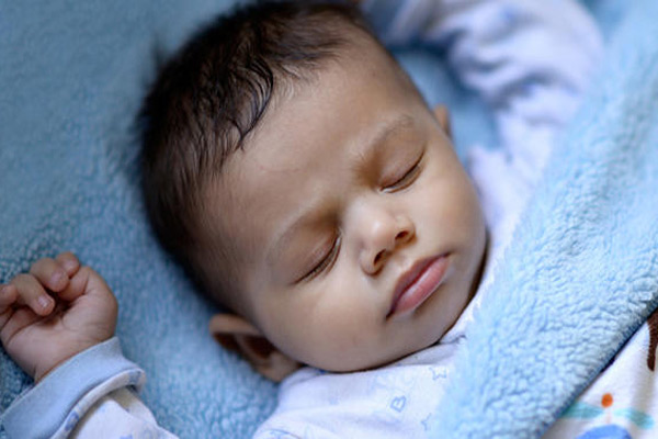 علت عرق كردن کودکان در خواب چیست؟
